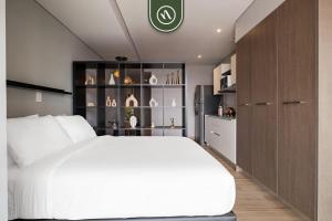 Ένα ή περισσότερα κρεβάτια σε δωμάτιο στο Studio with Amazing View - Great Location - Pool +33 φωτογραφίες