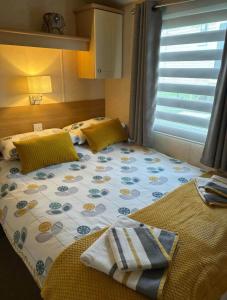 Ένα ή περισσότερα κρεβάτια σε δωμάτιο στο Golden Skys Getaways Weymouth