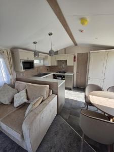 Η κουζίνα ή μικρή κουζίνα στο Golden Skys Getaways Weymouth