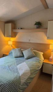 Ένα ή περισσότερα κρεβάτια σε δωμάτιο στο Golden Skys Getaways Weymouth