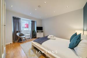 a bedroom with a large bed and a desk at Crowning Around I Parking in Windsor