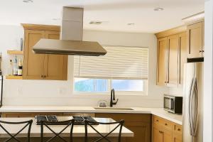 Η κουζίνα ή μικρή κουζίνα στο Bright Corner Home Retreat Near SoFi