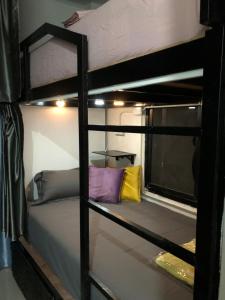 Palanda nebo palandy na pokoji v ubytování Den Nest Guest House Krabi