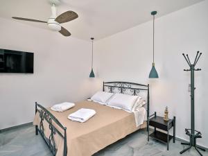 a bedroom with a bed with two towels on it at Villa Maria Naoussa in Naousa