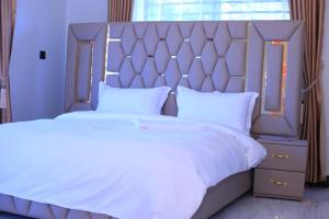 恩德培McMillan Hotel的卧室里有一张带大床的大床