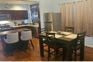 Kuchyň nebo kuchyňský kout v ubytování Atlanta's Furnished Rooms- Walk to The Aquarium, GWCC & Mercedes Benz Stadium