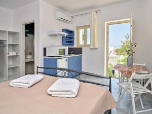 a room with a kitchen and a table with towels at Villa Maria Naoussa in Naousa