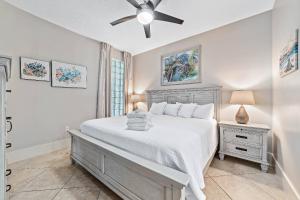 une chambre avec un lit et un ventilateur de plafond dans l'établissement Bella Luna 205, à Perdido Key