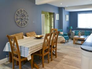 Un comedor y una sala de estar con mesa y sillas. en Littlecroft, en Alnmouth 18 fotos más