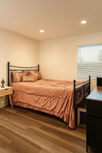 Ένα ή περισσότερα κρεβάτια σε δωμάτιο στο Bright Corner Home Retreat Near SoFi
