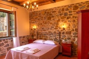 Postel nebo postele na pokoji v ubytování Marina's Lodge