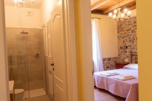 Koupelna v ubytování Marina's Lodge + 26 fotografií