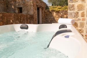 Bazén v ubytování Marina's Lodge nebo v jeho okolí