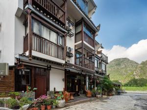 Nespecifikovaný výhled na hory nebo výhled na hory při pohledu z penzionu