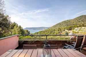 a balcony with a view of the water at Una spettacolare vista mare - Casa con Jacuzzi in Bergeggi