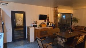 TV a/nebo společenská místnost v ubytování Bârlogul balaurului