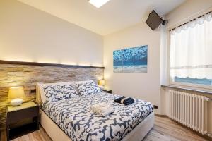 a small bedroom with a bed and a window at Una spettacolare vista mare - Casa con Jacuzzi in Bergeggi