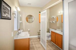 Ванна кімната в Exquisite Top Floor Condo in Downtown Indianapolis with King Bed