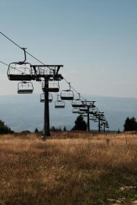 einen Skilift mitten auf einem Feld in der Unterkunft Peak Montana Kopaonik in Kopaonik