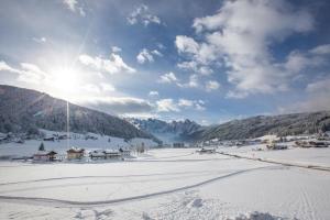格绍达斯坦阿尔卑斯酷易酒店的一片雪覆盖的田野,背着太阳 更多152张照片