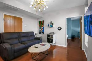 Зона вітальні в Exquisite Top Floor Condo in Downtown Indianapolis with King Bed +11 фото