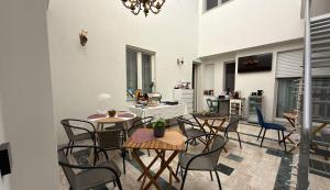 ein Wohnzimmer mit Tischen und Stühlen und eine Küche in der Unterkunft Le Manzé in Torre Maggiore