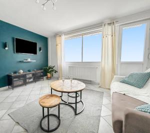 Μια τηλεόραση ή/και κέντρο ψυχαγωγίας στο Vue panoramique sur la plage, grand T2