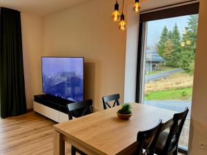 TV a/nebo společenská místnost v ubytování WOODLAND apartment and sauna