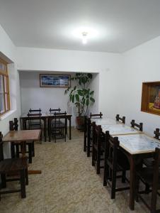 un comedor con mesas, sillas y una planta en Qushi Shoncu Lodge, en Huaylas 17 fotos más