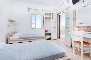 Ένα ή περισσότερα κρεβάτια σε δωμάτιο στο Harama Hotel Schinousa +41 φωτογραφίες