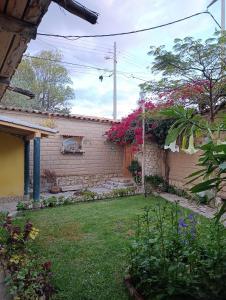 a house with flowers on the side of it at Qushi Shoncu Lodge in Huaylas