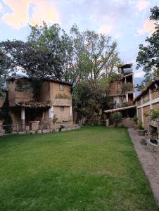 an empty yard in front of a building at Qushi Shoncu Lodge in Huaylas