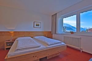 Ένα ή περισσότερα κρεβάτια σε δωμάτιο στο Ferienwohnungen Tiroler Alpenhof