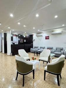 a waiting room with couches and chairs in a hospital at شقق طرابزون المخدومة in Rumāḩ