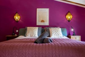 a purple bedroom with a bed with a purple wall at B&B Casa Vitalidad in Ontinyent