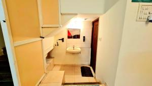 un bagno con un lavandino e un water in una stanza di Elephant House - Boutique Hostel & CoWork a Méribel Village Altre 57 foto