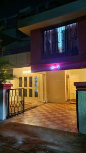 un parcheggio vuoto di fronte a un edificio di Elephant House - Boutique Hostel & CoWork a Méribel Village