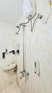 bagno con servizi igienici e lavandino di Elephant House - Boutique Hostel & CoWork a Méribel Village