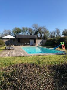 einen Pool mit Rutsche und Spielplatz in der Unterkunft Studio des Perriots in Englesqueville-la-Percée