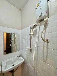 ein weißes Badezimmer mit Waschbecken und Spiegel in der Unterkunft KK Hotel in Pakse + 47 Fotos