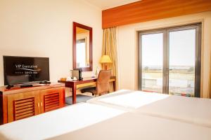 TV a/nebo společenská místnost v ubytování VIP Executive Santa Iria Hotel