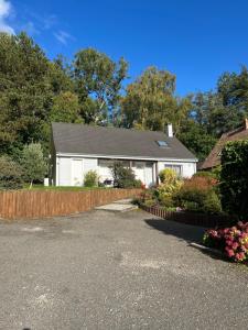 a white house with a fence in front of it at Chez Mamie in Hautot-sur-Mer