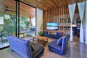 TV a/nebo společenská místnost v ubytování Casas Alba - 1 bedroom Loft private kitchen bathroom and terrace Malpais