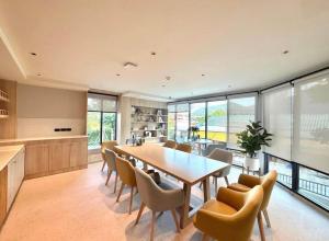 une cuisine et une salle à manger avec une table et des chaises dans l'établissement Space Cherngtalay 323, à Ban Thalat Choeng Thale