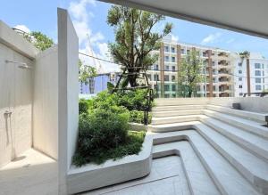 une vue depuis le balcon d'un immeuble dans l'établissement Space Cherngtalay 323, à Ban Thalat Choeng Thale