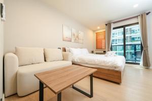 un salon avec un canapé et un lit dans l'établissement Space Cherngtalay 323, à Ban Thalat Choeng Thale 33 autres photos