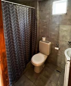 ビジャ・ヘネラル・ベルグラーノにあるPequeño chalet con frente al arroyoのトイレと洗面台のある小さなバスルーム