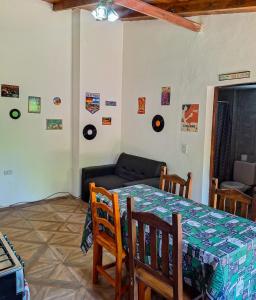 ビジャ・ヘネラル・ベルグラーノにあるPequeño chalet con frente al arroyoのテーブルとソファのあるリビングルーム