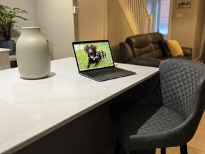 TV a/nebo společenská místnost v ubytování Number 30 The ORCHARDS