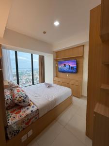 Un dormitorio con una cama con una ventana grande. en Modern 1BR with City & Sea View, en Batam Centre